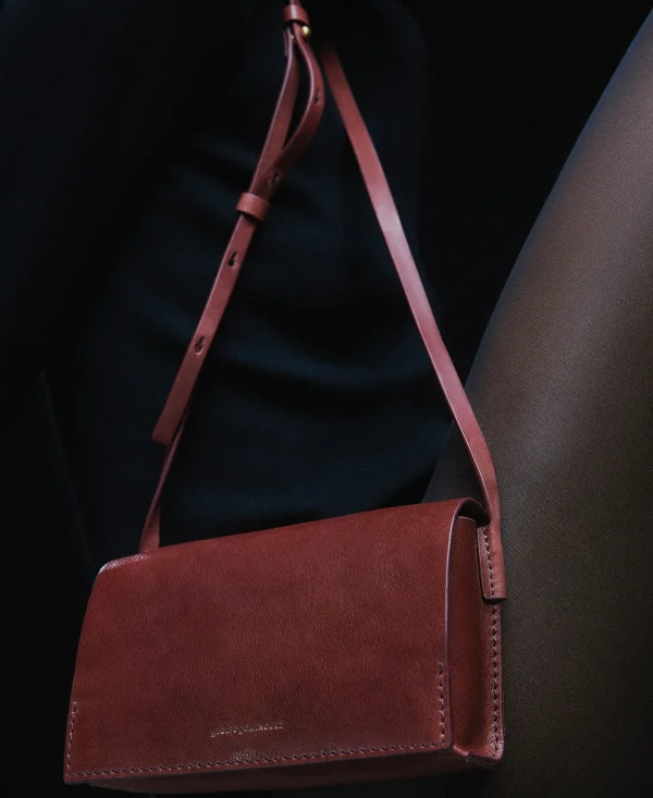 Adolfo Dominguez Bolsos>Bandolera En Piel Vaqueta Burdeos