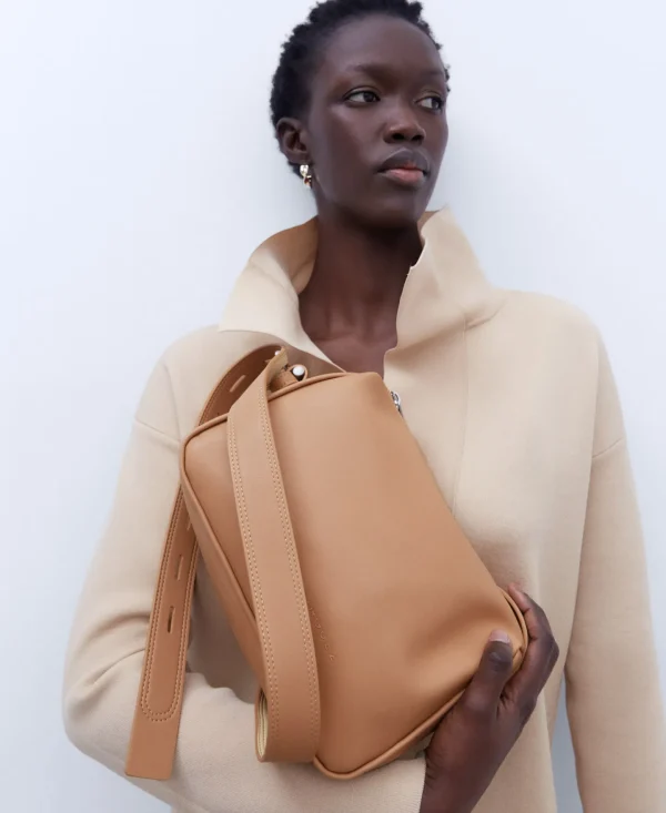 Adolfo Dominguez Bolsos>Bandolera Mediana En Poliester Reciclado Camel