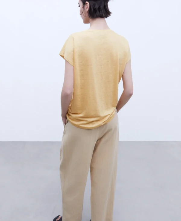 Adolfo Dominguez Camisetas>Camiseta En Lino Con Cuello Pico Amarillo Claro