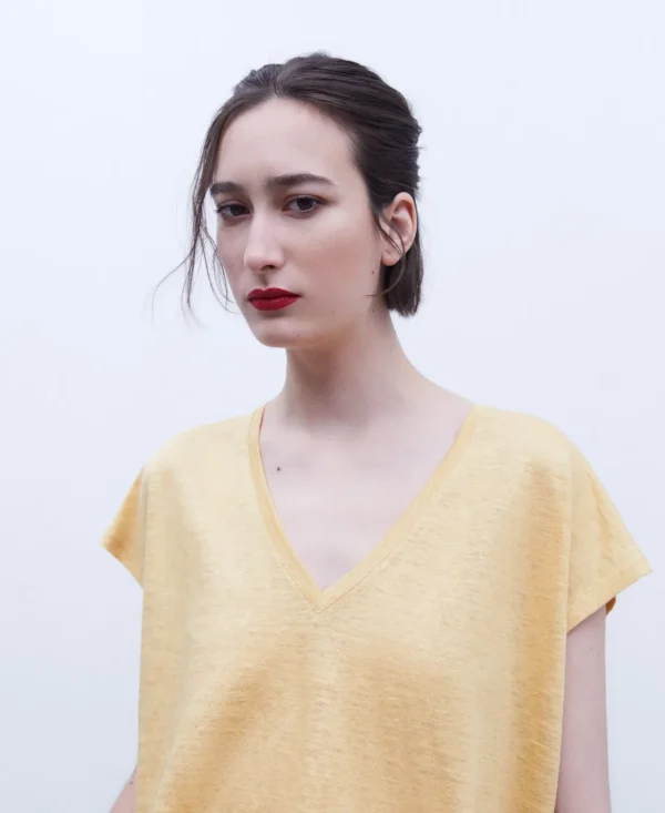 Adolfo Dominguez Camisetas>Camiseta En Lino Con Cuello Pico Amarillo Claro
