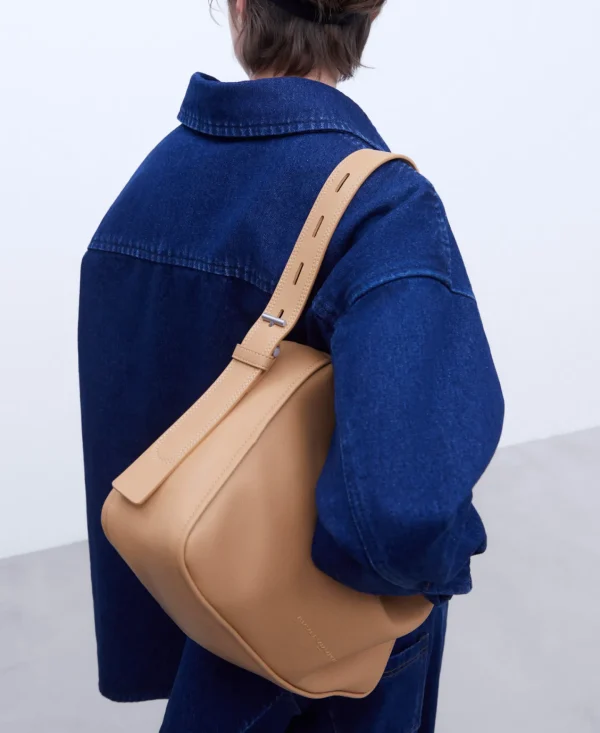 Adolfo Dominguez Bolsos>Hobo Mediano En Poliester Reciclado Camel